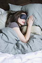 戴着眼罩睡觉的女人图片素材