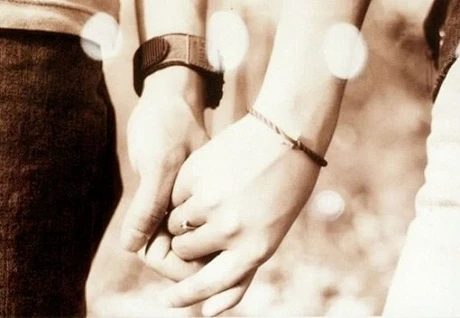 I'd rather hold you for a minute than live the rest of life knowing I never could.我宁愿牵着你的手，过最后一分钟，也不愿在没有你的世界虚度此生。