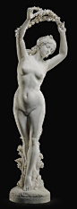 法国雕塑家ÉMILE-ARTHUR SOLDI-COLBERT（1846-1906）的大理石作品《福罗拉 》（ Flora，罗马神话中的花神）。