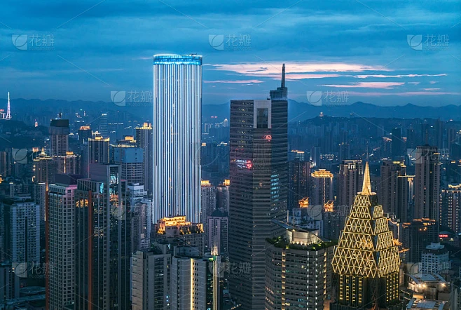 晚上，美丽的城市风景是在中国重庆素材-花瓣网