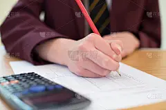 校服女学生参加多项选择题试卷的特写