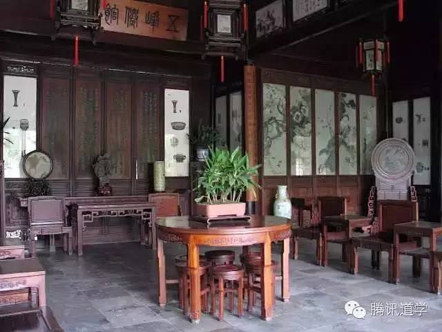 图鉴古人家居陈设之法_厅堂 : 古代厅堂家具要体现典雅庄重、端方肃穆、秩序井然的气度，所以中堂家具形体一般都很大，多为六件套：条案、方桌各一张 ...