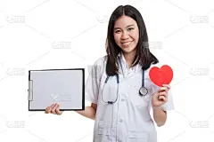年轻的亚洲女医生，红心和空白写字板。