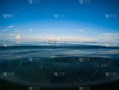 黄昏的大海和深蓝色的天空。海、水、天双重景观。