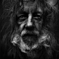 深邃的流浪漢寫真 : 黑白照片的拍攝在傳統攝影中有很重要的地位，一張明暗色階掌握良好的黑白照片往往有比彩色照片更雋永的味道，尤其在拍攝一些記錄性的攝影題材時，黑白照片更有一種濃厚的人文氣息。英國攝影師Lee Jeffries的這輯人像照片正是最佳的印證。