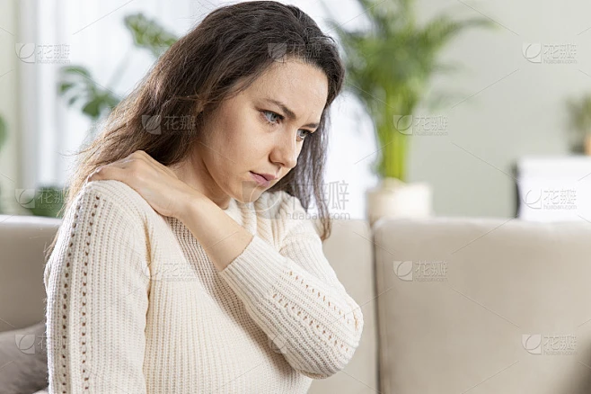 年轻女子因肌肉紧张而感到疼痛。颈部僵硬、颈部紧张的概念素材-花瓣网