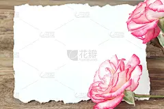 用牛皮纸包装的礼物或礼品盒，上面有金色的丝带蝴蝶结