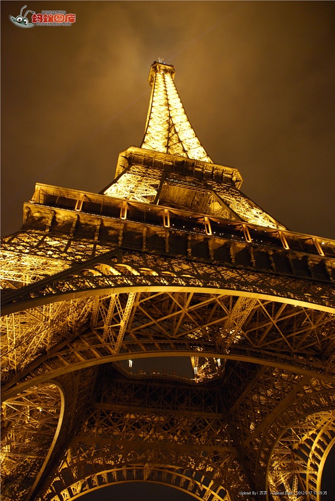 巴黎艾菲尔铁塔夜景图片素材