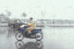模糊的车手在强降雨/戏剧性的场景在东南亚雨季)。