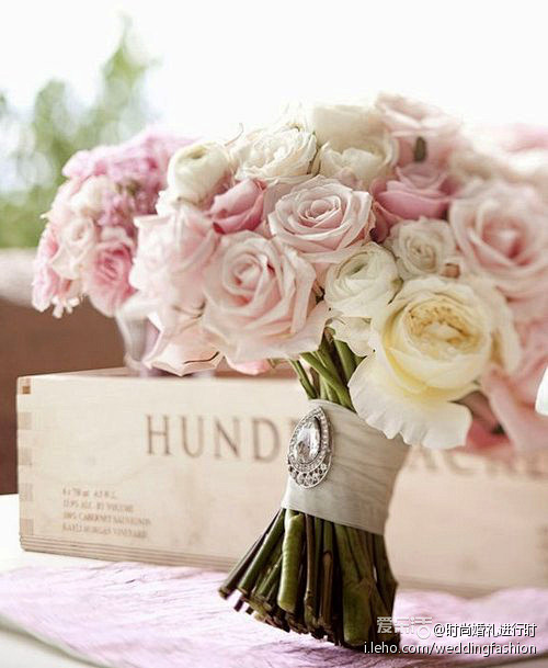 粉玫瑰手捧花花语——灿烂、柔美的笑容