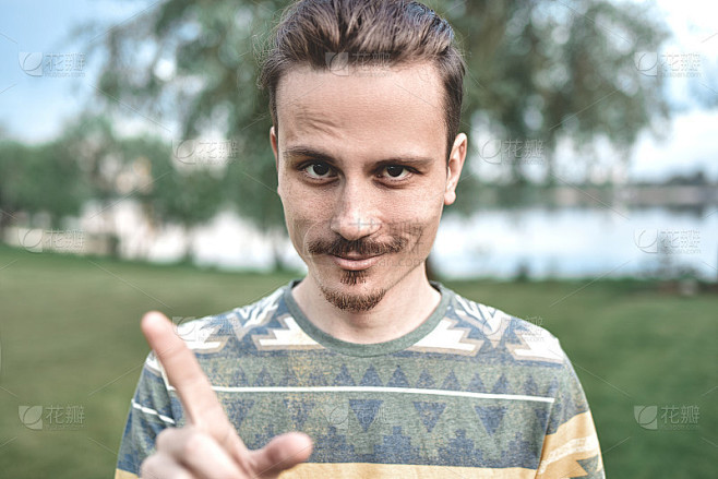 一个人脸上带着狡黠的表情，用手指做着手势，说不要试图欺骗我