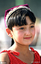 新疆人的小花帽你见过吗？ : 居住在新疆天山南北的维吾尔人，无论男女老幼，不分春夏秋冬，都喜欢戴一种四棱的小花帽。这种小花帽在维吾尔语中被称为“朵巴”，是维吾尔族人的民族服装之一。 维吾尔族男女都喜欢戴帽子，维吾尔族的传统帽子主…