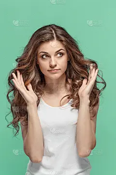 这位年轻女子的肖像充满了深思熟虑的情感