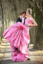 pink wedding dress, I'd never wear this @ my wedding, BUT maybe prom ;) I love the color and everything :)
深粉色。好温馨。