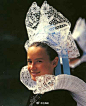 法国布列塔尼地区的传统服饰中的各种蕾丝帽La coiffe，其实相当有欧洲中世纪女装头巾帽的遗风。
