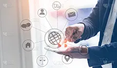 亚洲商人正利用智能手机在网络上工作，在办公室进行电子商务在线，媒体达到操作指引，为全景横幅背景配文案