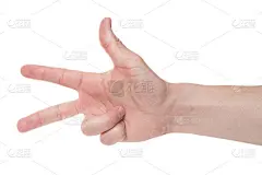 男人在白底上展示三号，特写。