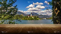空木桌面前抽象模糊的自然背景，可以用来展示或蒙太奇您的产品。为产品展示制作模型。背景是斯洛文尼亚的流