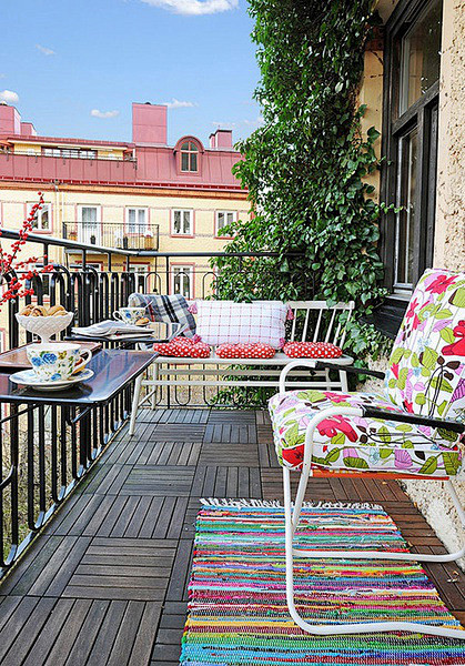 阳台花园装修效果图,彩虹地毯和彩色座椅，...