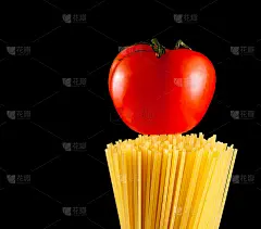 黑色背景上的番茄意面