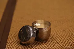 大家喜欢用什么样的茶叶罐呢 : 日本 · 银茶叶罐 款识：纯古堂 纯银 造型饱满圆润，质地光滑，錾刻蜻蜓纹饰，工艺精湛、栩栩如生。历经岁月形成包浆后，呈现出丰富的色泽变化和古朴的气韵。 高6.5cm 直径6.5cm 重119克 茶生