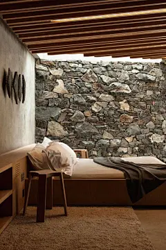 【海边隐世住宅】这所房子是由帕特森联合事务所在新西兰的老火山班克斯半岛附近筑成。掩藏在山体后侧的房屋周围没有相邻的居所也没有其他活物，可由直升机送达。巨大的玻璃窗体朝向海洋，全天享有让人赞叹的美景。建筑仅仅使用当地原产材料以保护环境，同时也使房屋更加完美的与当地地貌融合。