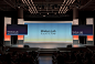 现代舞台演示，双屏显示 Mockup Lab。非常适合设计会议图形演示和数字模型模板。