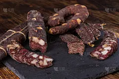 香肠拼盘。各种香肠配培根。