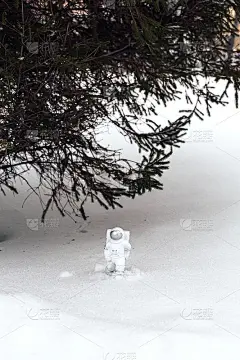 一名宇航员的雕像自信地探索外星球的表面。冰雪覆盖的寒冷星球。