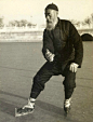 照片中的人物是解放前北京的溜冰王吴桐轩，满洲正白旗人，晚清时曾被慈禧任命为“冰鞋处”领队(PS:相当于现在中国花样滑冰队的领军人物) | Jack Wilkes