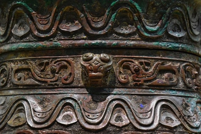 【山西博物院特展· 晋楚争锋· 兽形觥(gong)】出土于山西绛县倗国墓地，西周时期青铜器，盖内和器底有15字铭文，“尔作父定宝尊彝孙孙子子其永宝”