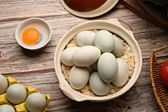 鸭蛋蛋清蛋黄食品蛋类食品摄影图