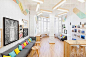 这是位于西班牙瓦伦西亚的2Day是一所语言培训学校，在这个200平方米不到的空间里被划分为三个简洁的小教室和一个大的休息室，蓝色、粉色和黄色似乎是整个空间的主题色，小教室和休息室利用这三种颜色的搭配显得温馨活泼，淡淡的木质地板和桌椅清新自然，休息室多幅挂画增添了随意感，精致雕刻的天花板和支柱带来一丝华丽宫廷风。