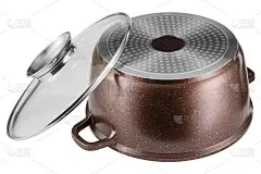 倒置的马沙拉搪瓷炖锅，靠近玻璃盖，白色背景