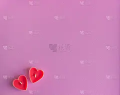 粉红色背景上的心。心形的蜡烛。情人节快乐2月14日妇女节3月8日前视图。平的。贺卡。为文本复制空间。