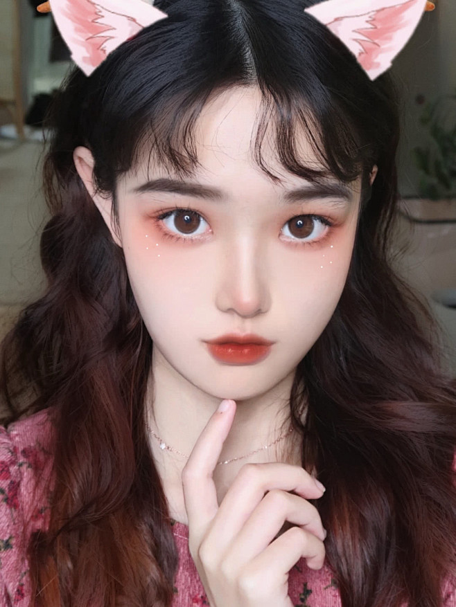 你的猫系女友待领取（含妆教） 终于拿到vm美喵限定新年礼盒啦！因为是李佳琦同款，所以我立马入手了，有两个四色猫眼影和三只猫唇釉，还有一个超
