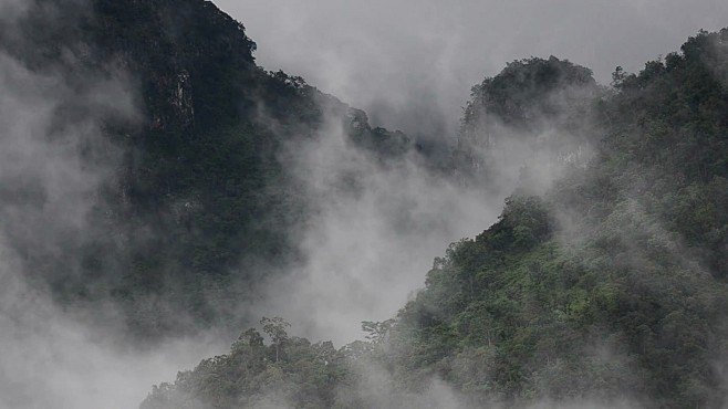迷雾中的山
