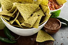 健康的菠菜和亚麻籽玉米片