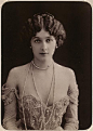Lina Cavalieri(1874-1944年)，意大利籍的歌剧明星，在巴黎成名，以优雅魅力著称。她成长于孤儿院，但却凭借着自己姣好的面容和出色的嗓音跻身于巴黎上流社会，第一任丈夫就是俄国王子，曾被媒体称为“世界上最美的女人”。著名艺术家Piero Fornasetti设计的盘子就用了Lina Cavalieri的形象。 ​​​​