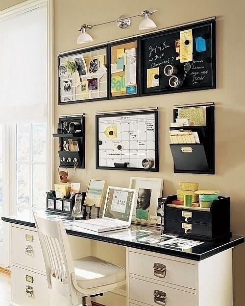 书房 书房的一角——书桌。小黑板，壁挂的...