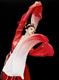 姜贞羽以红衣水袖造型亮相晚会表演舞蹈，古典气息十足，十分惊艳。造型致敬《十面埋伏》，你们给几分？ ​​​​