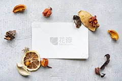 放在混凝土平面上的白纸