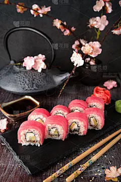 金枪鱼寿司卷配鳗鱼，奶油芝士费城和鳄梨寿司菜单。