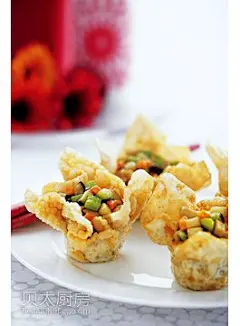 [蘑菇金盏]来自贝太厨房网页版作者：贝太厨房材料：黄瓜:100g 杏鲍菇:50g 鸡腿菇:50g 香菇:50g 胡萝卜:1根 馄饨皮:15张 蒸鱼豉油:15ml 油:200ml特色：用馄饨皮制作的外皮精巧酥脆，盛着晶莹剔透的“翡翠”珠子，清雅的年菜也可以很热闹。步骤：1.胡萝卜洗净，擦干备用。取3张馄饨皮，把3张馄饨皮的一角重叠摆放，拼成一张大馄饨皮，重叠部分可以涂一些清水然后压紧。2.胡萝卜较粗的一端削平，抵住大馄饨皮的中心，将馄饨皮四周向上合拢，用手攥一下，使其包住胡萝卜......