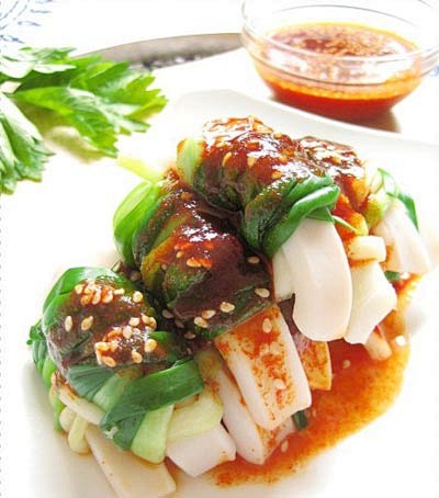 糖醋鱿鱼卷
　材料：新鲜鱿鱼1条、小葱3...