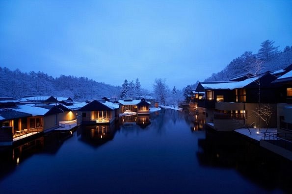 轻井泽是日本著名的山区度假村，许多富豪都...