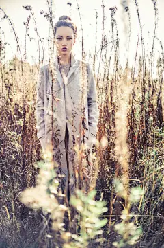 秋天穿着呢大衣的时尚美女，Mac秋意插画，秋景，秋季背景图，秋季枫叶，秋天美景