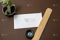 多种多样的收集办公室文具照片钢笔铅笔记事本笔记本尺子订书机剪刀剪刀夹子纸夹夹板放置在桌子上