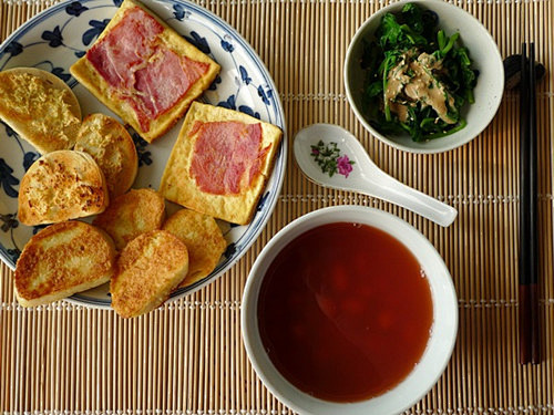 火腿豆腐排+蒜香馒头+花生汤


