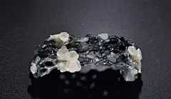【 精巧的墨床，墨床是中国专门用来承搁墨锭的小案架，以免玷污他物。】更多精彩内容敬请关注：@书画界 #书画界# #文房四宝# #书画知识大全#